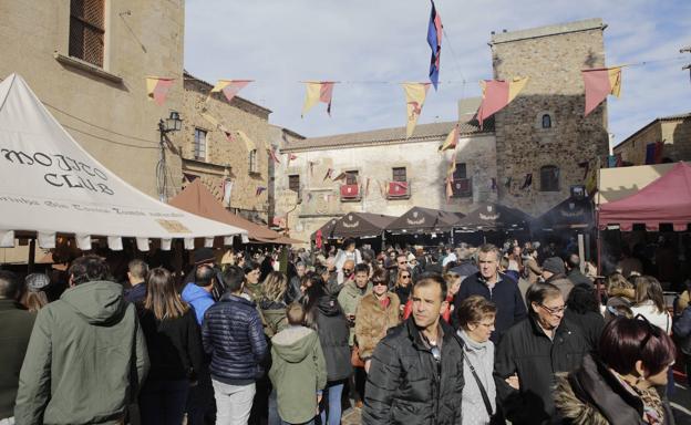 Gran afluencia de público en la zona de comidas de la Plaza de Santa María, este sábado. 