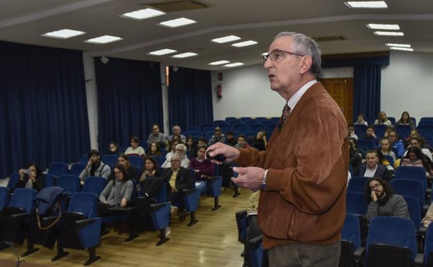 Charla sobre plásticos del profesor José Antonio Serrano.