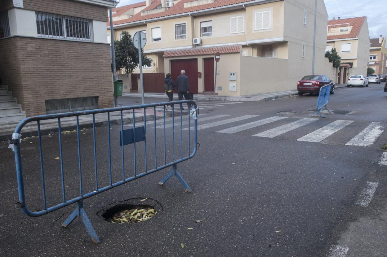 Dos vallas marcan los lugares en los que están los socavones. :: pakopí