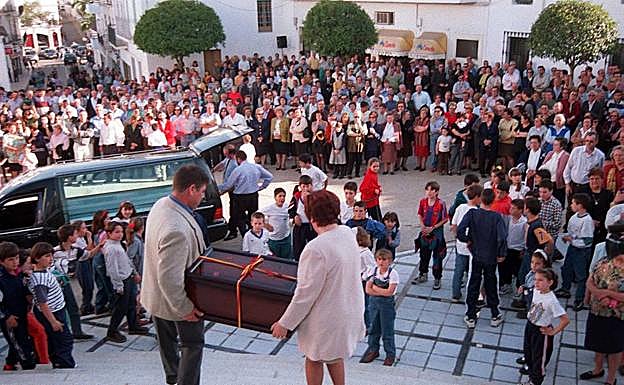 Entierro de Pérez Rubio en Oliva de la Frontera, en 1999:: HOY