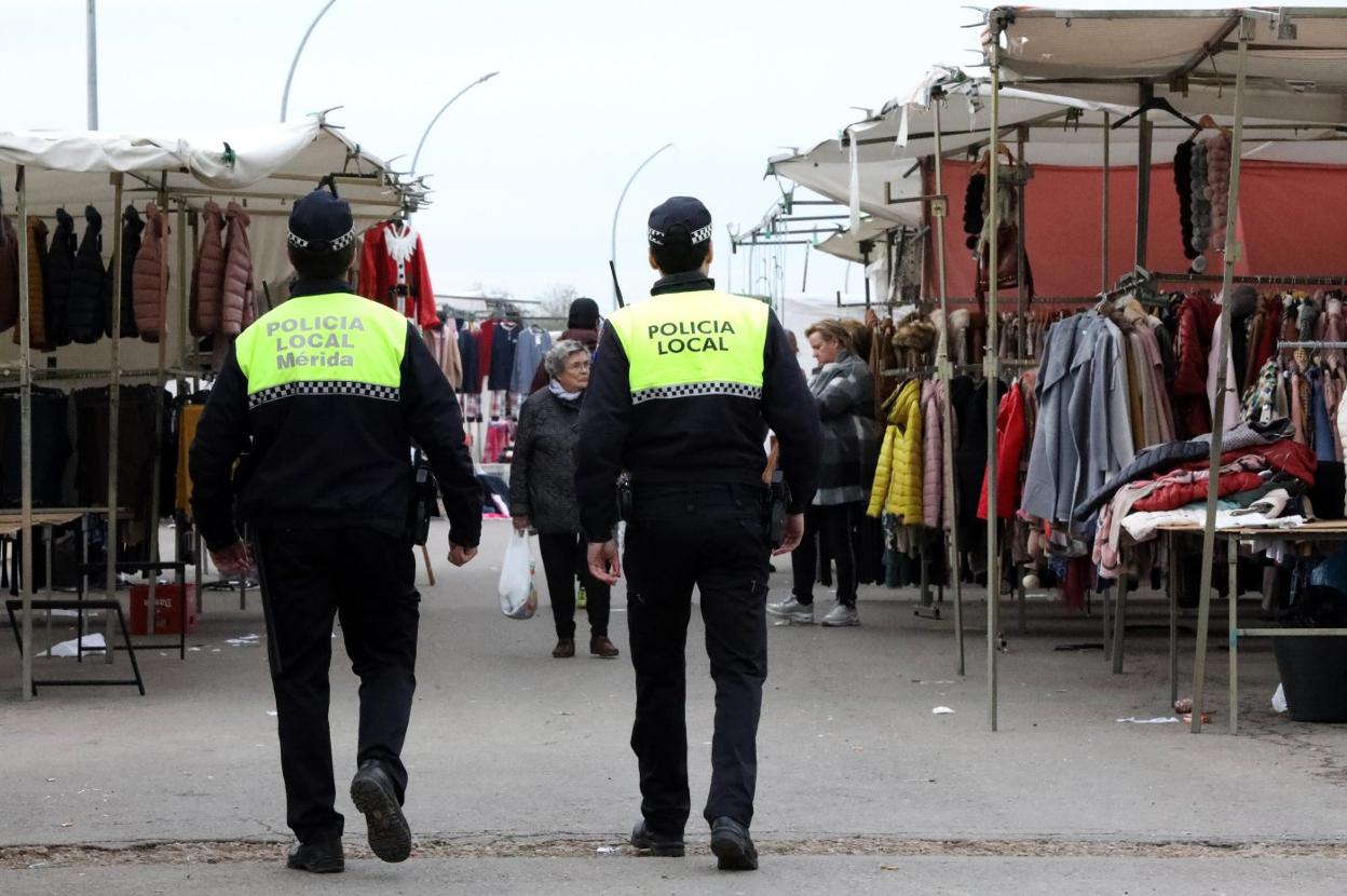 Una pareja de la Policía Local, ayer en el mercadillo. :: brígido