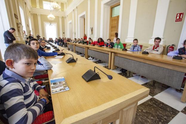 Niños cacereños ayer en el salón de plenos. :: jorge rey