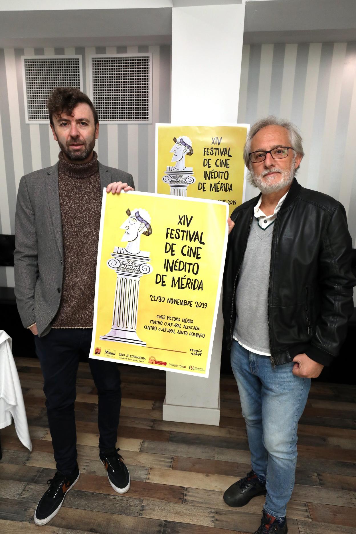 Fermín Solís y Ángel Briz, con el cartel anunciador. :: brígido