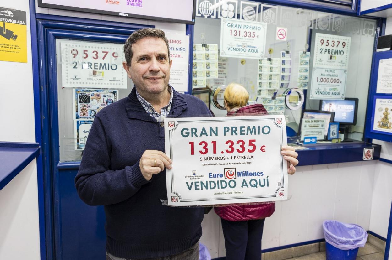 Antonio Merino, con el cartel del último premio dado. :: a. solé