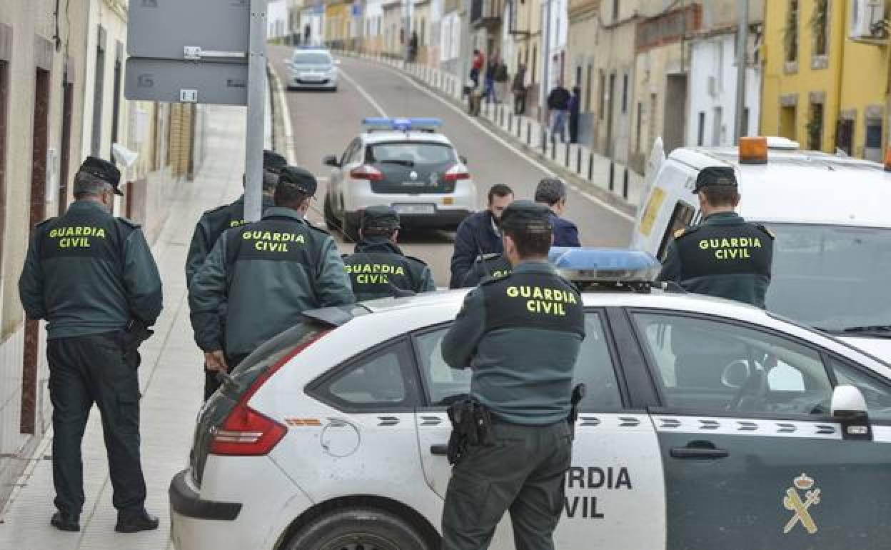 Agentes de la Guardia Civil en el lugar donde se produjo la agresión mortal. :: 