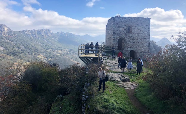 Nuevo mirador de madera instalado junto a la fortaleza de Cabañas del Castillo:: 