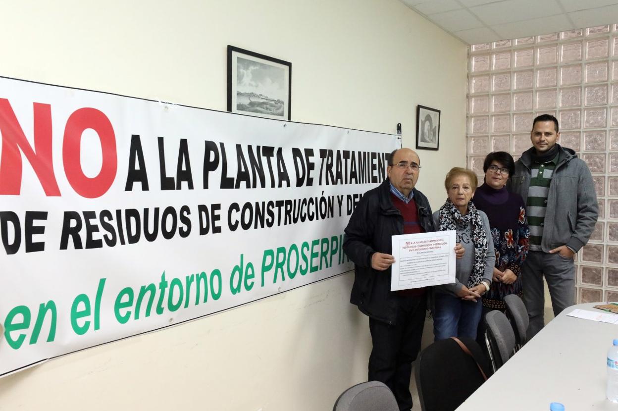 Salvador Romo, Mª Carmen Pablo, Telma Ribeiro y Miguel Ángel González se oponen a la planta. :: BRÍGIDO