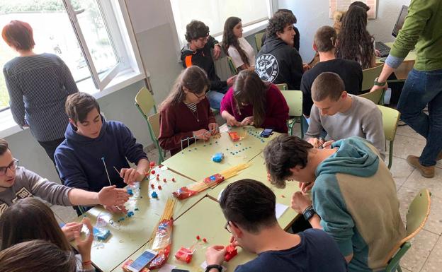 Los alumnos han elaborado varios juegos para aprender de una manera lúdica los datos sobre los países de la Unión Europea. En la imagen, crean monumentos emblemáticos con plastilina y espaguetis. 