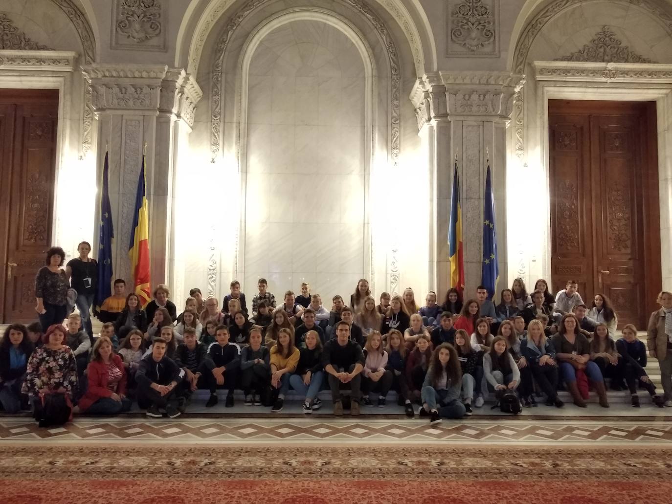 Alumnos, profes y familiares de los centros participantes en el proyecto Erasmus + "Dialogic Revolution", en la Casa del Parlamento en Bucarest el pasado 23 de octubre. 