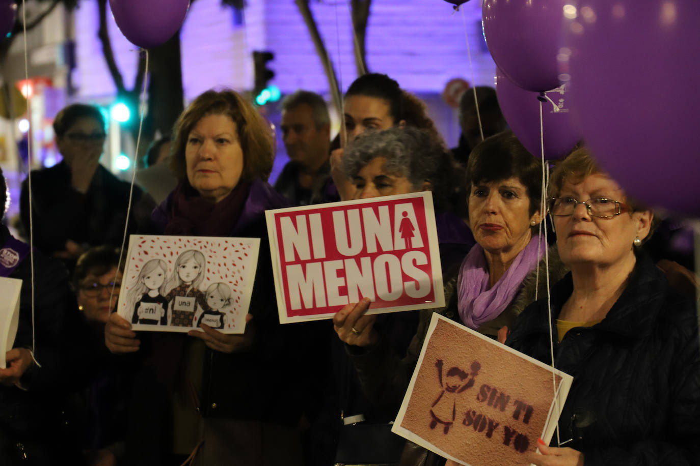 Bajo lemas como «No es no» o «¡Ni una más!», decenas de personas han participado en 'Don Benito camina hacia la Igualdad'.