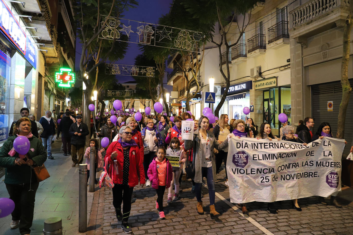Bajo lemas como «No es no» o «¡Ni una más!», decenas de personas han participado en 'Don Benito camina hacia la Igualdad'.