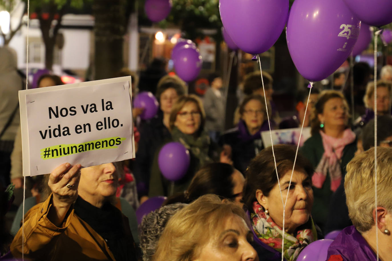 Bajo lemas como «No es no» o «¡Ni una más!», decenas de personas han participado en 'Don Benito camina hacia la Igualdad'.