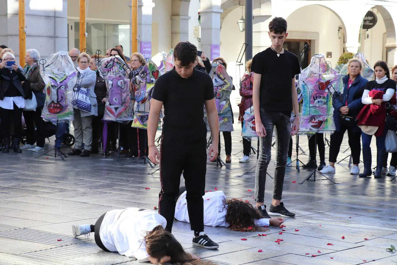 Performance en la plaza de España de Villanueva de la Serena. 