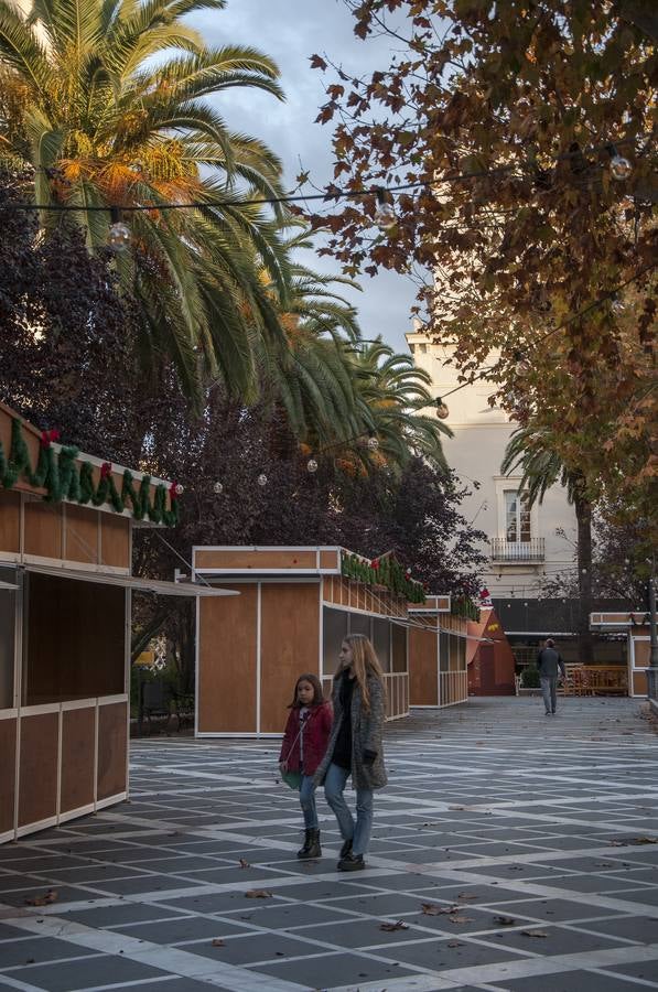 Fotos: El Paseo de San Francisco de Badajoz se preprara para la Navidad