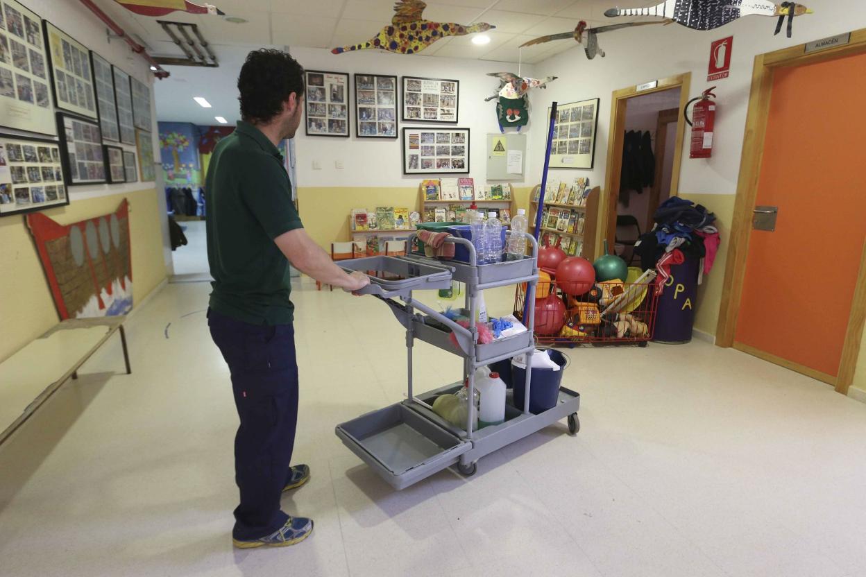 Un trabajador de Abeto limpiando un colegio, en 2016. :: hoy