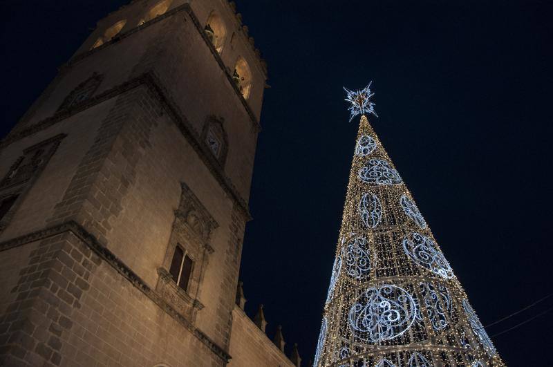El Mercado Navideño del Paseo de San Francisco y la Nochevieja infantil en horario matinal y la nocturna con las 'uvas de la suerte' y una disco-móvil son los principales atractivos del programa de la Navidad 2019. 