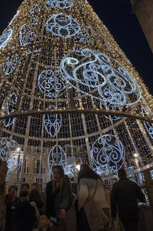 El Mercado Navideño del Paseo de San Francisco y la Nochevieja infantil en horario matinal y la nocturna con las 'uvas de la suerte' y una disco-móvil son los principales atractivos del programa de la Navidad 2019. 