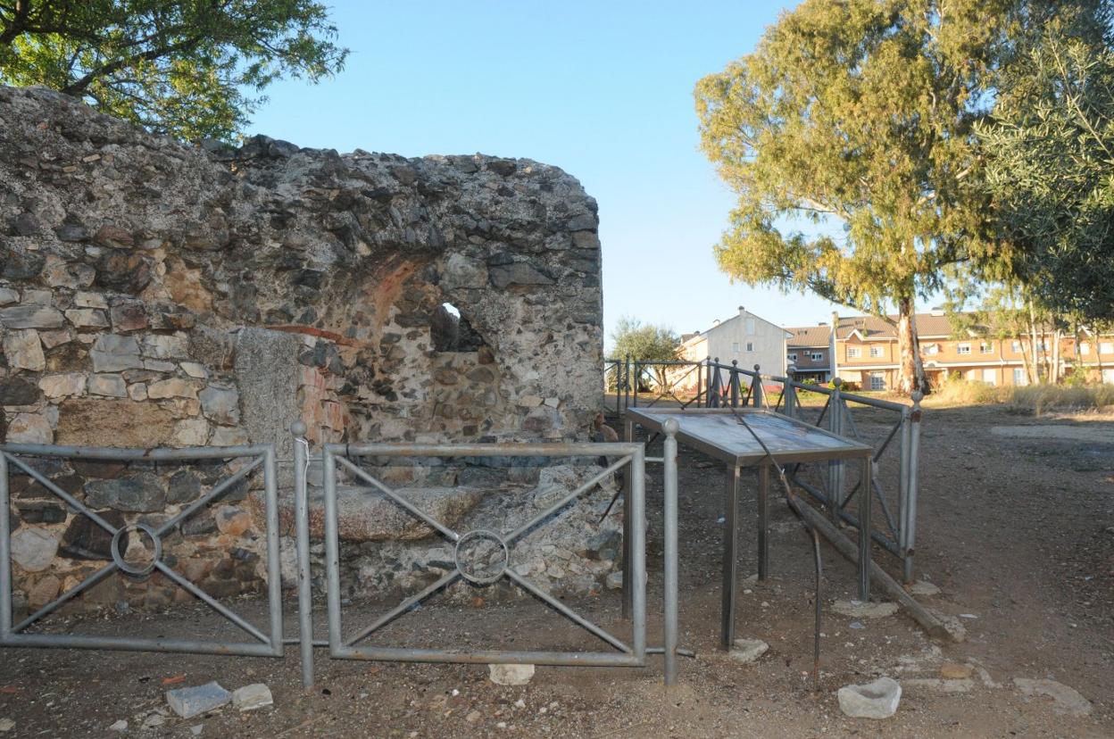 La Piscina Limaria es uno de los monumentos que más ataques vandálicos recibe. :: hoy