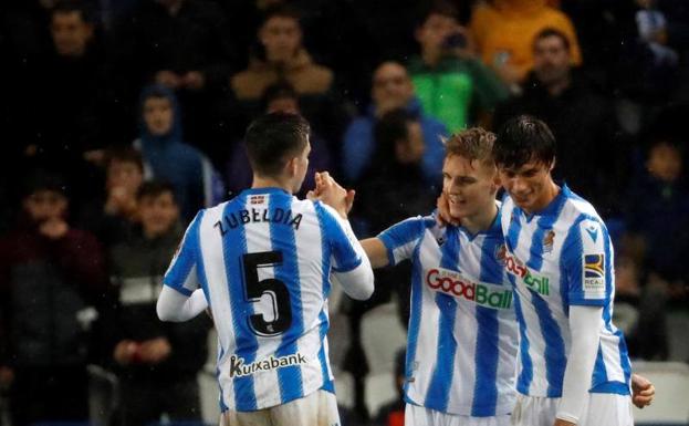 Martin Ödegaard celebrando con sus compañeros el último gol del encuentro.