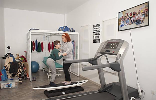  Sala de fisioterapia. Aquí trabajan el equilibrio y el movimiento, porque la enfermedad de Rett produce que se agarroten las extremidades. :: PAKOPÍ