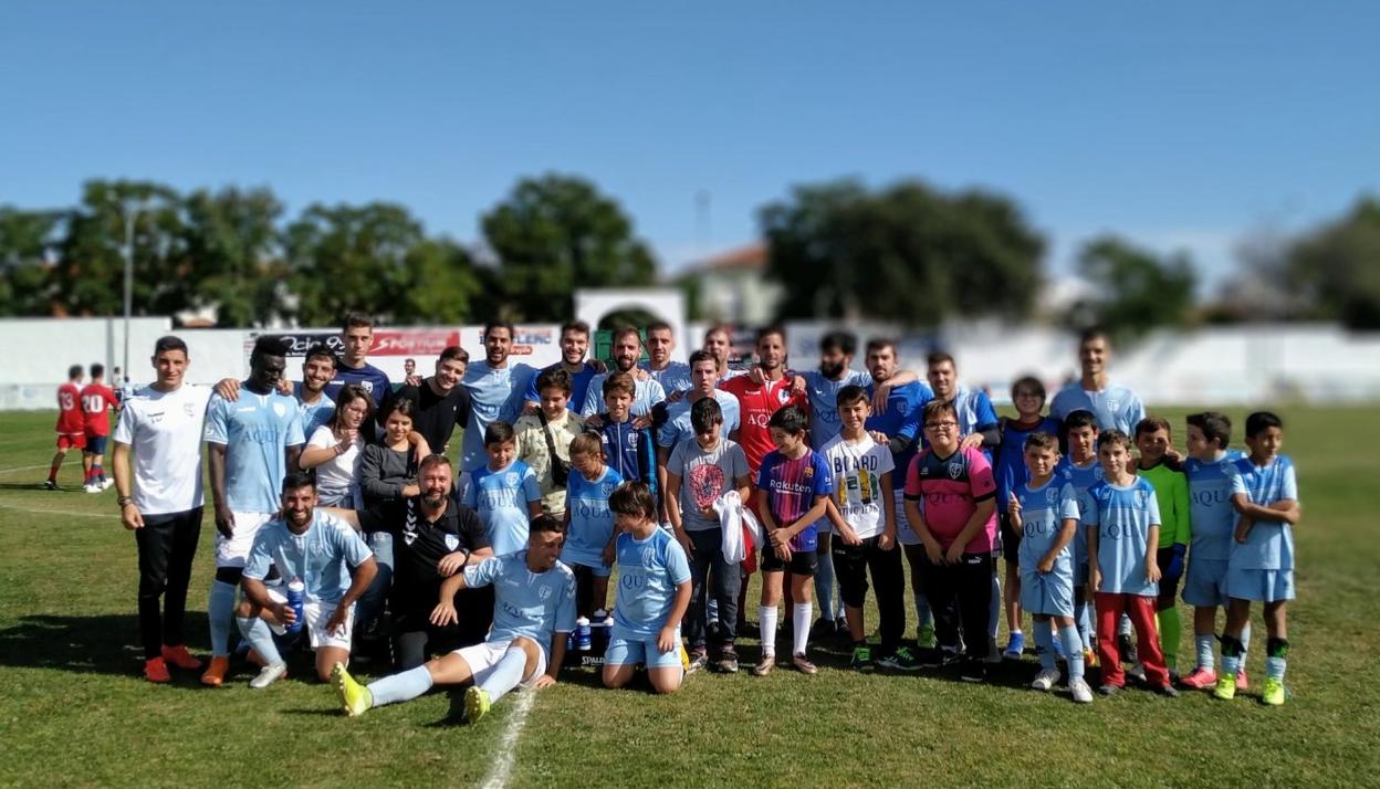 Foto de familia del Trujillo sobre el césped del Julián García de Guadiana. :: cf trujillo
