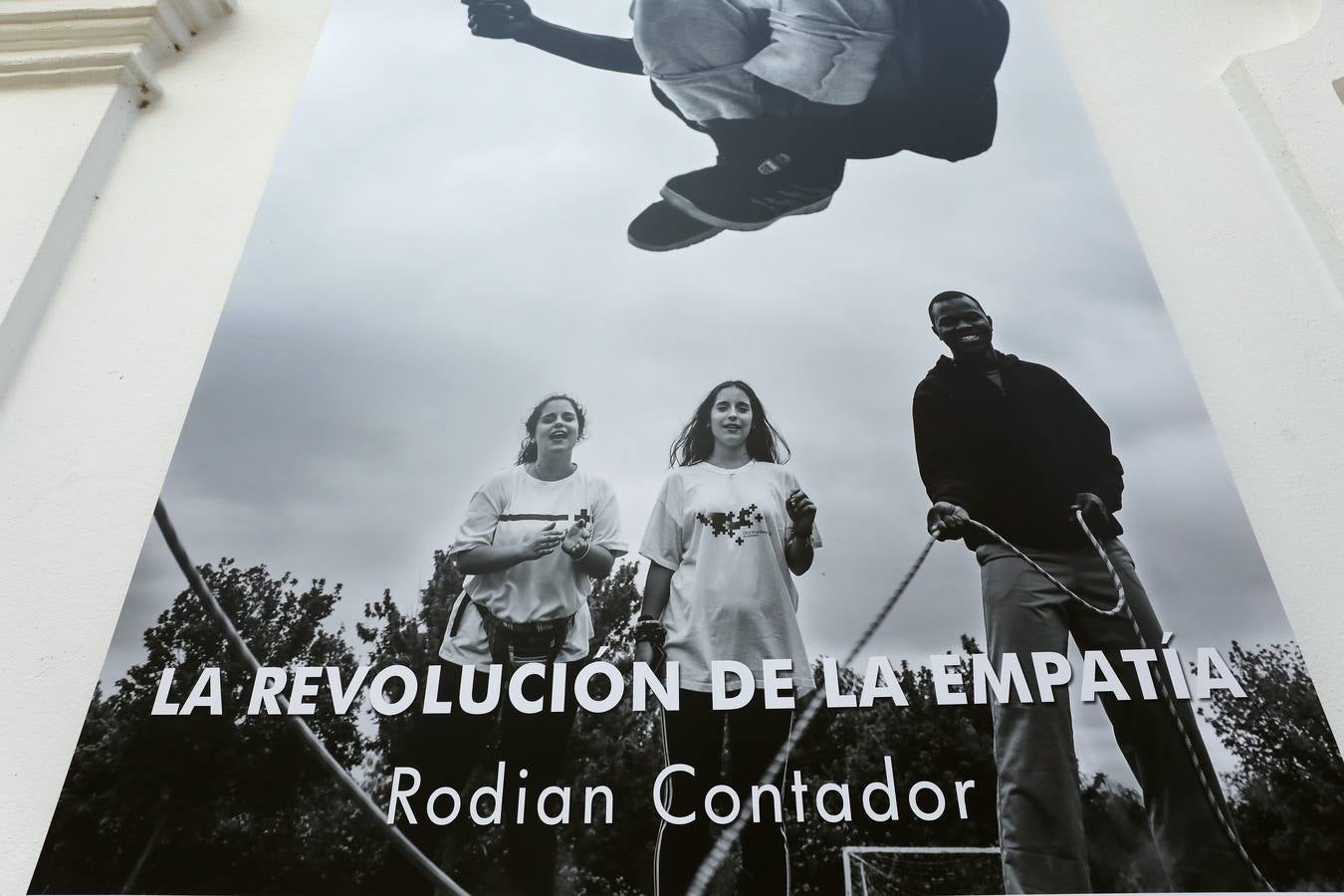 Fotos: El patio de la Asamblea de Extremadura acoge la exposición &#039;La revelación de la empatía&#039;