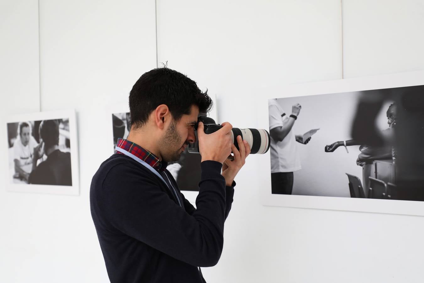Fotos: El patio de la Asamblea de Extremadura acoge la exposición &#039;La revelación de la empatía&#039;