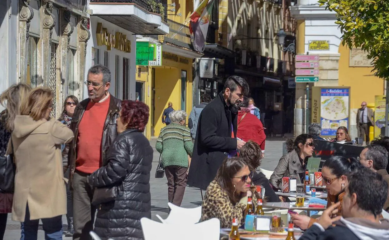 Clientes y viandantes en la terraza de un bar de la plaza de España. 