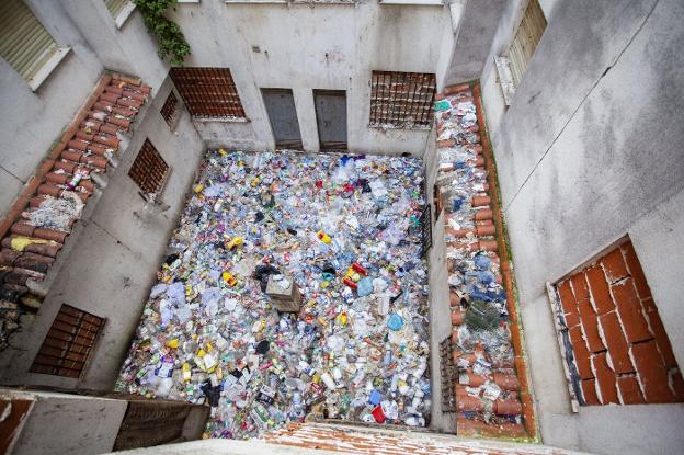 Imagen de la basura acumulada en uno de los patios interiores al que dan las viviendas de los bloques 8 y 9 de Germán Sellers de Paz. :: j. r. 