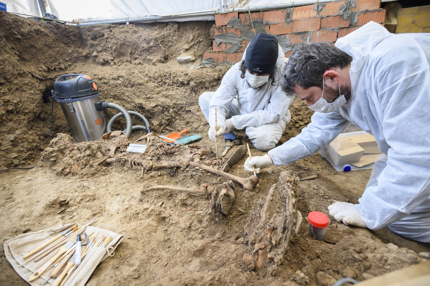 Los arqueólogos trabajando en una de las fosas halladas.