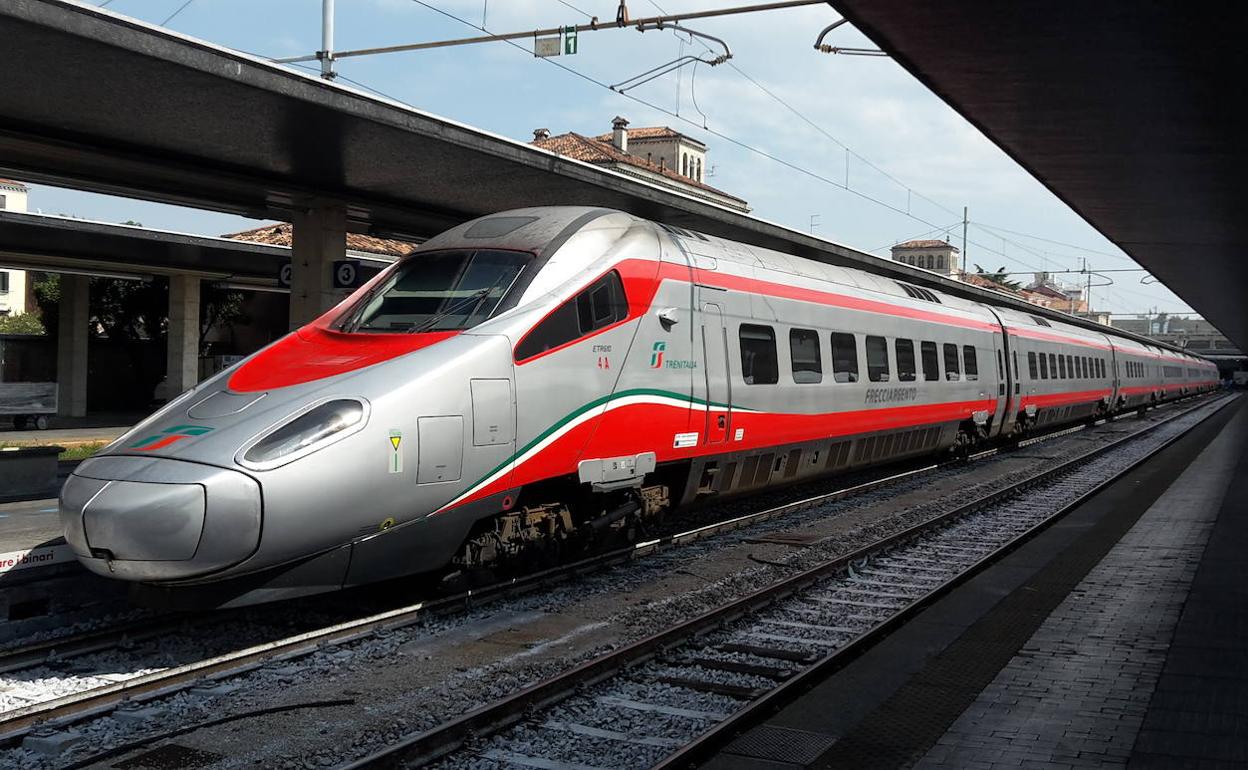 Uno de los trenes Frecciarossa (Flecha roja) que la empresa pública Trenitalia utiliza en la alta velocidad del país transalpino.