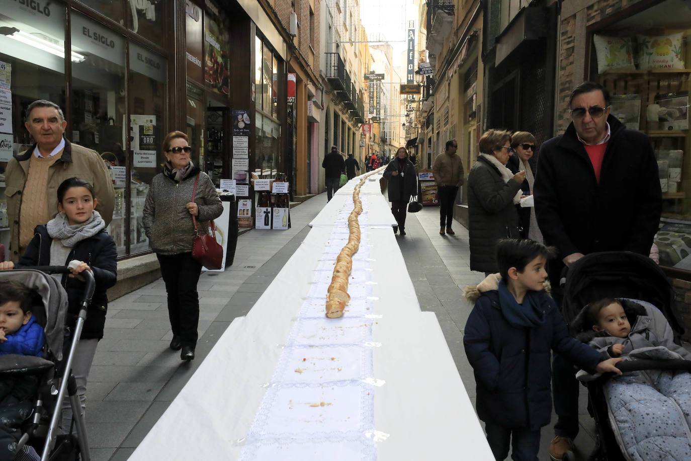 Fotos: Bocadillo gigante de patatera en la calle Moret de Cáceres