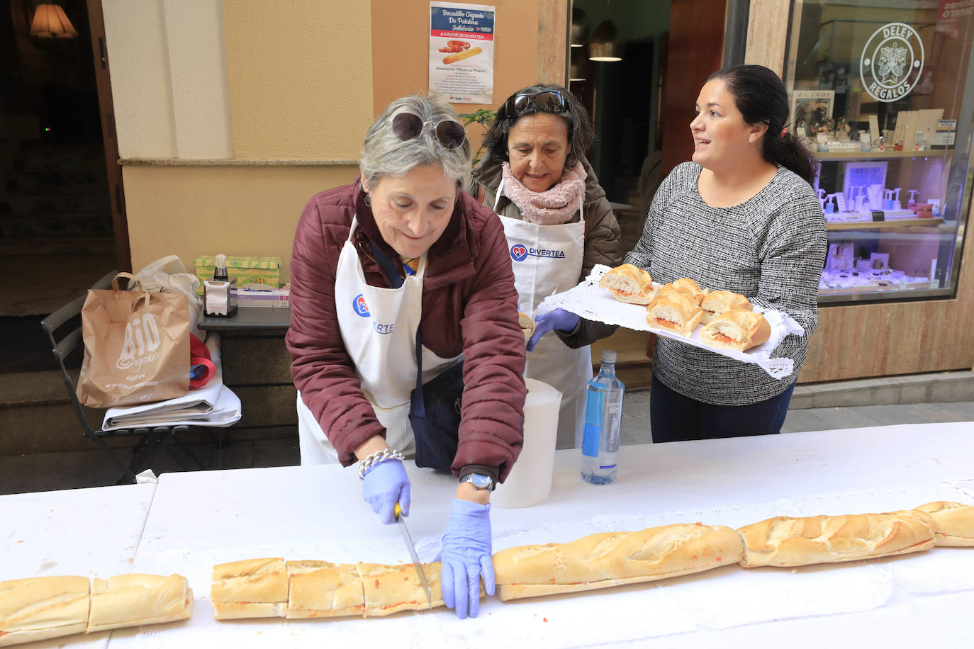 Fotos: Bocadillo gigante de patatera en la calle Moret de Cáceres