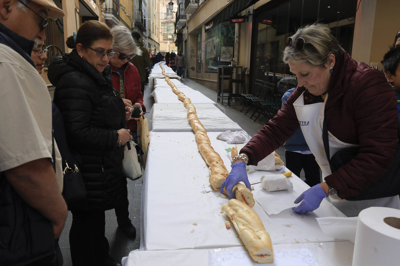 Fotos: Bocadillo gigante de patatera en la calle Moret de Cáceres