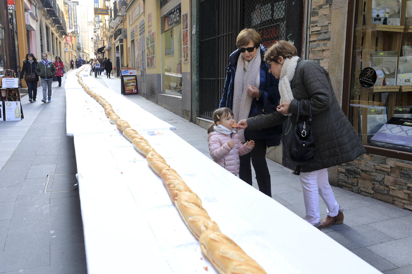 Fotos: Bocadillo gigante de patatera en la calle Moret de Cáceres