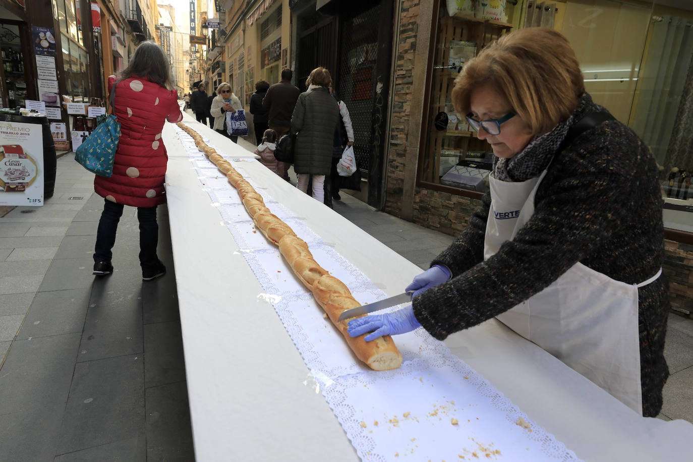 Fotos: Bocadillo gigante de patatera en la calle Moret de Cáceres