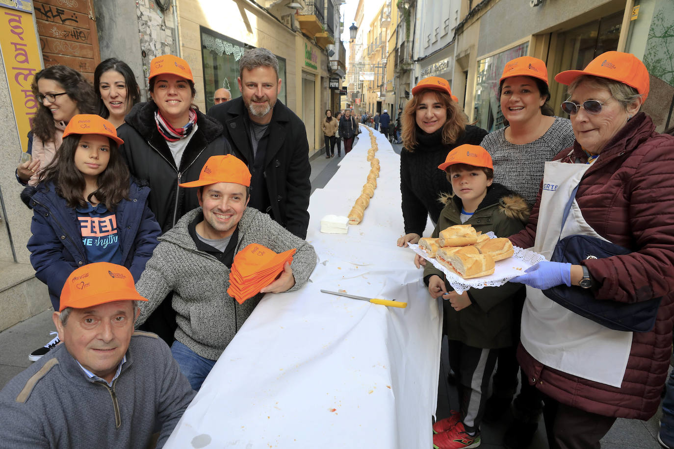 Fotos: Bocadillo gigante de patatera en la calle Moret de Cáceres