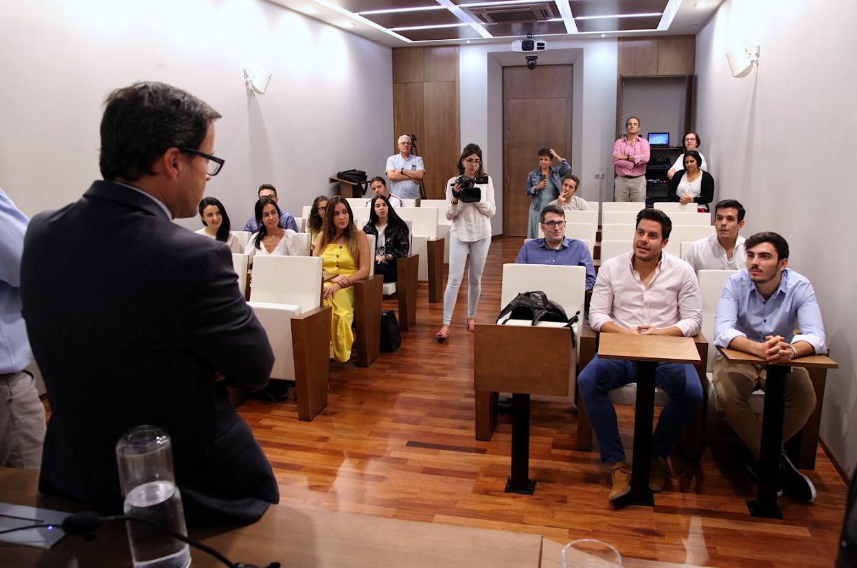 Los jóvenes tuvieron una serie de charlas en la Diputación de Badajoz dentro del programa. :: hoy