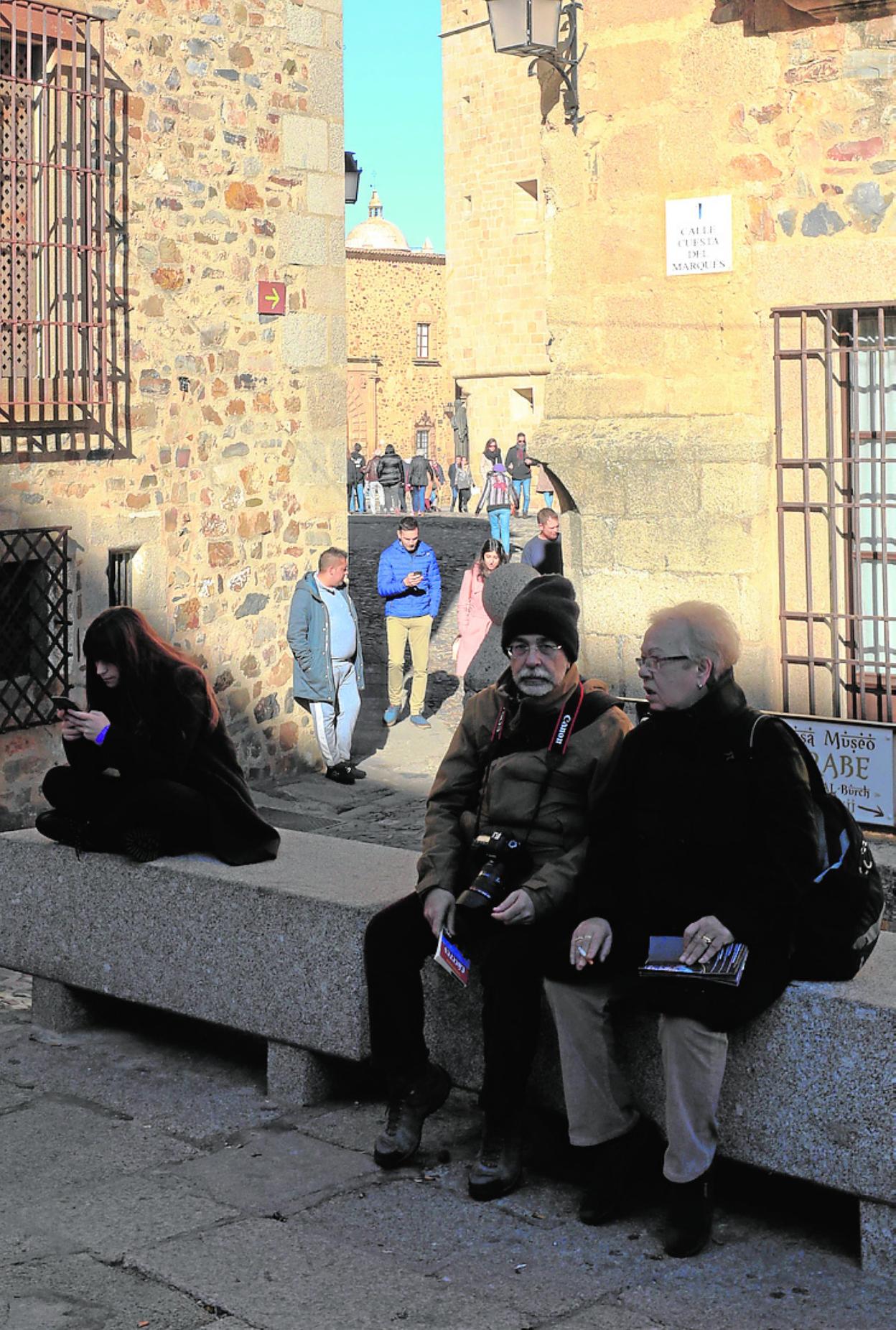 Turistas en la parte antigua de Cáceres. :: Lorenzo Cordero