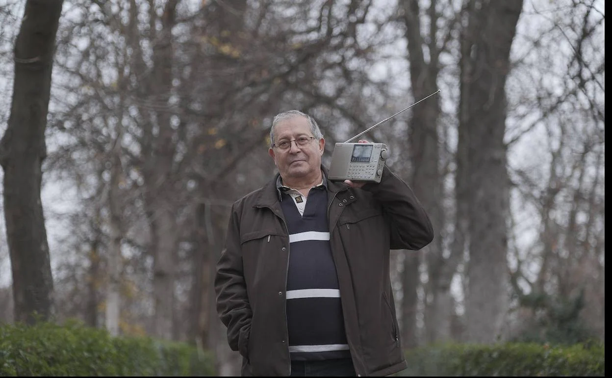 Ojo, no es un jubilado escuchando el fútbol en un transistor, es Martín Estévez, jubilado sí, pero diexista, con el receptor que emplea para rastrear y localizar lejanas emisoras de radio. 