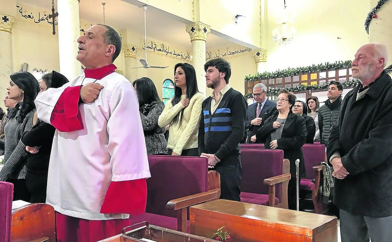 Los fieles celebran la misa de Navidad en la iglesia de la Sagrada Familia de Gaza, adelantada por la falta de permisos para desplazarse.
