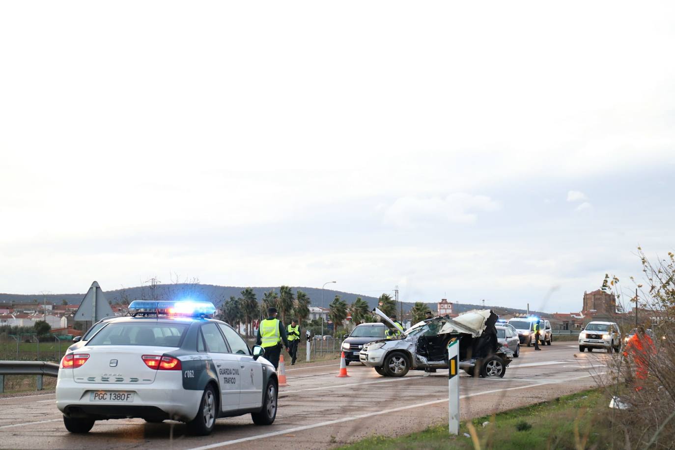 Un camión pierde el contenedor en la EX-206 a causa del viento y cae sobre un turismo