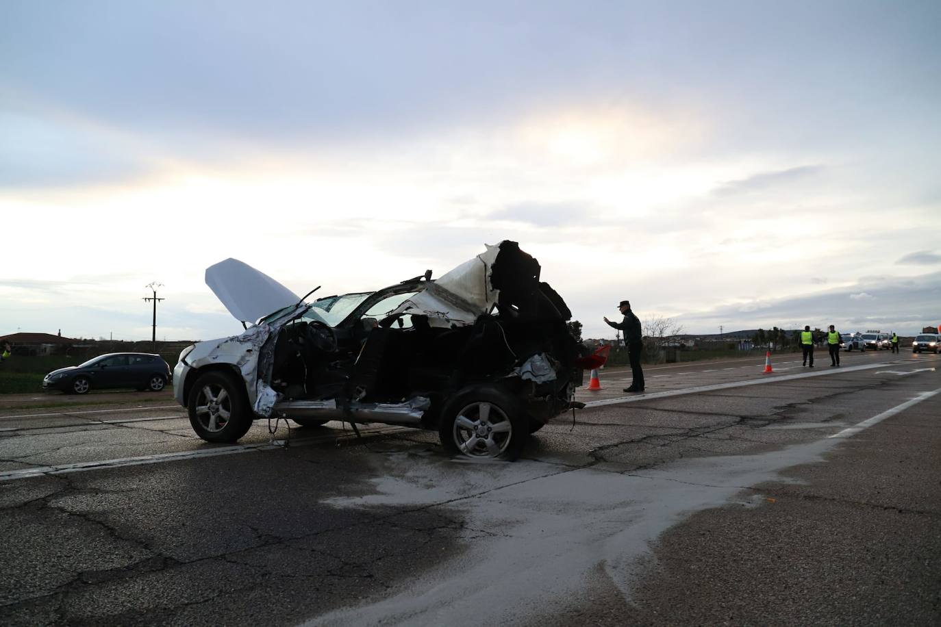 Un camión pierde el contenedor en la EX-206 a causa del viento y cae sobre un turismo