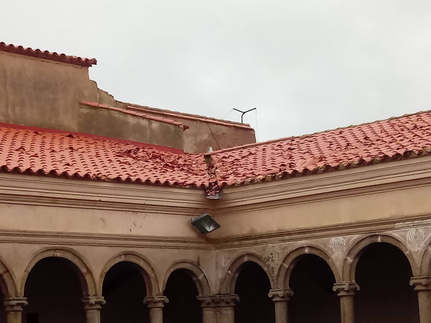 El temporal de viento desprende el tejado del Conventual Santiaguista en Calera de León