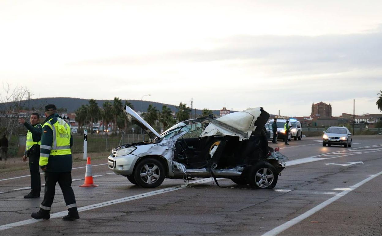 Un camión pierde el contenedor en la EX-206 a causa del viento y cae sobre un turismo