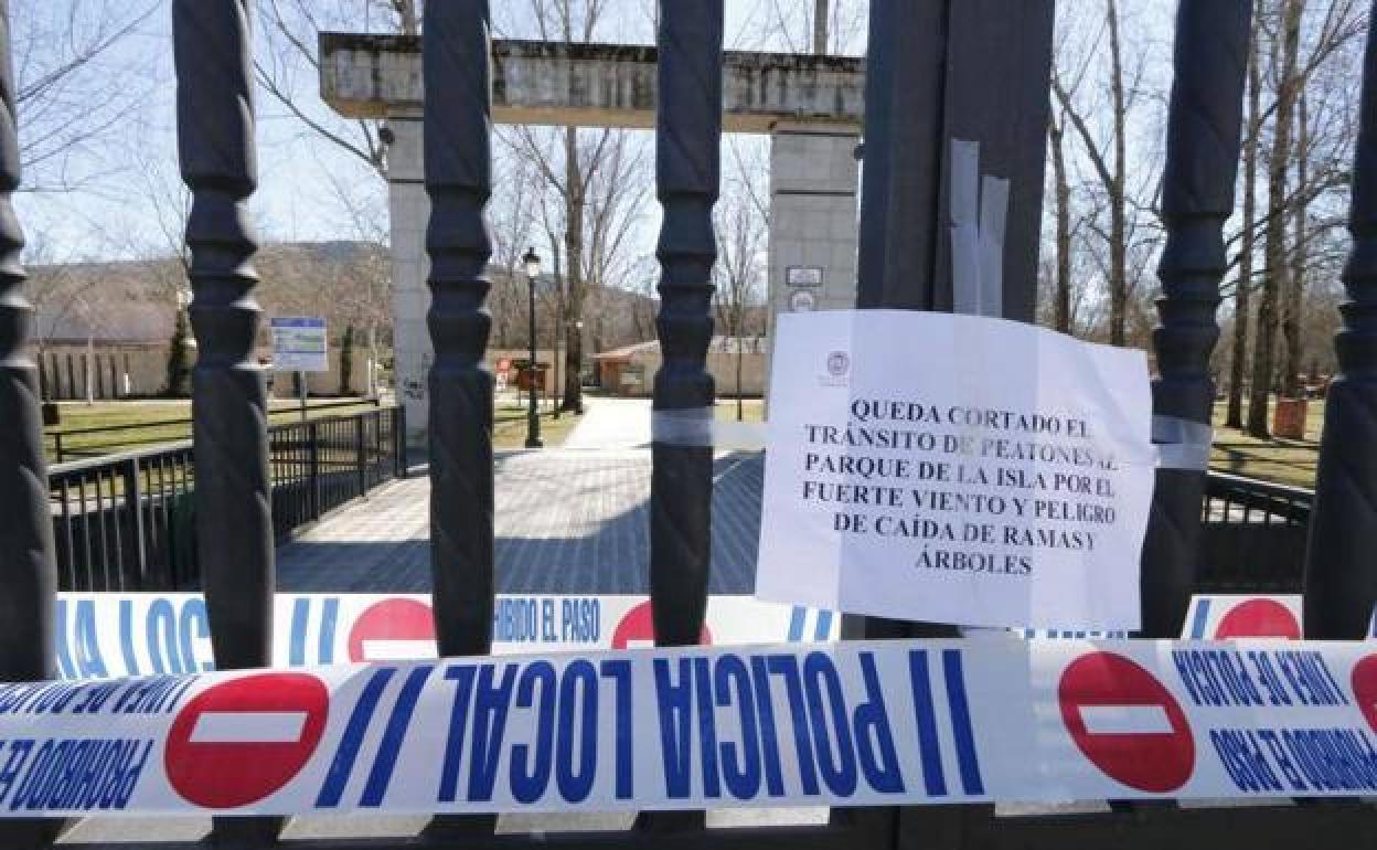 Imagen de archivo del parque de la Isla cerrado con motivo del viento. 