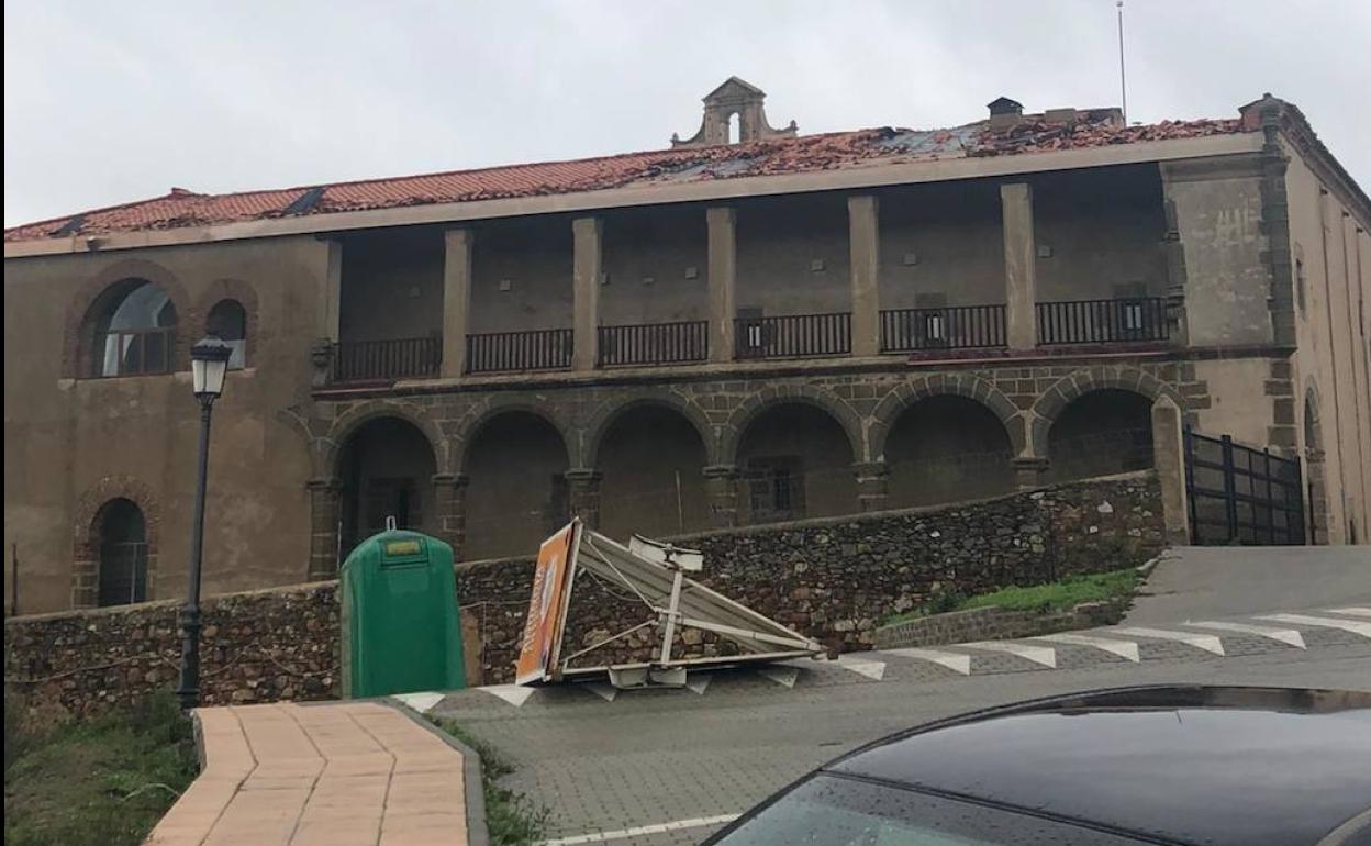 El temporal de viento desprende el tejado del Conventual Santiaguista en Calera de León