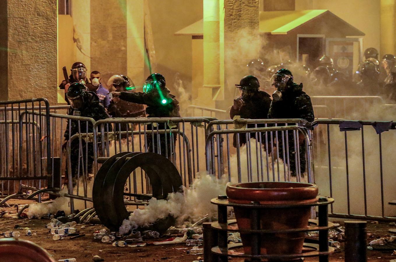 Fotos: Enfrentamientos entre policías y manifestantes en Beirut