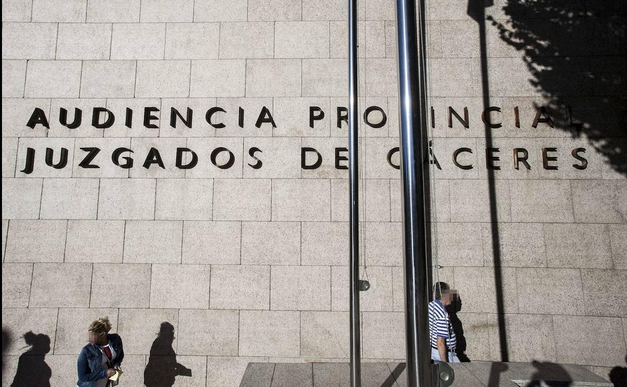 La Audiencia absuelve a la tesorera de una cofradía de Acehúche condenada por quedarse con dinero