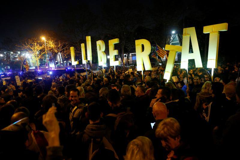 Concentración a favor de la libertad de los presos del 'procès' en los alrededores del Camp Nou.